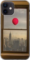 Geschikt voor iPhone 12 hoesje - Rode ballon vliegt langs raam in New York - Siliconen Telefoonhoesje