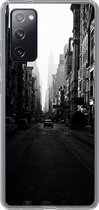 Geschikt voor Samsung Galaxy S20 FE hoesje - Auto rijdt door een rustige straat in New York in zwart-wit - Siliconen Telefoonhoesje