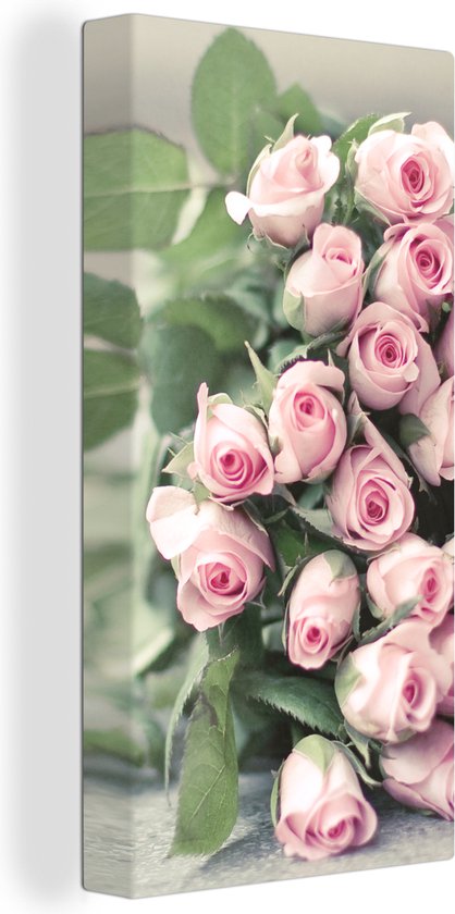 Canvas Schilderij Een grote boek van roze rozen ligt op een tafel. - 20x40 cm - Wanddecoratie