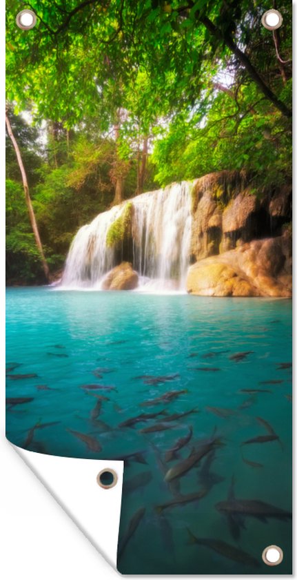 Schuttingposter Vissen in het water bij het Nationaal park Erawan met uitzicht op een waterval in Thailand - 100x200 cm - Tuindoek