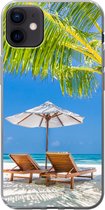 Geschikt voor iPhone 12 mini hoesje - Palmboom - Strandstoel - Parasol - Siliconen Telefoonhoesje