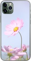 Geschikt voor iPhone 11 Pro Max hoesje - Bloemen - Roze - Buiten - Natuur - Siliconen Telefoonhoesje