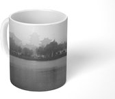 Mok - Lichte mist boven het meer in het Chinese Kaifeng - zwart wit - 350 ML - Beker