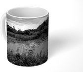 Mok - Panorama van het Topilo meer in het Poolse bos van Białowieża - zwart wit - 350 ML - Beker