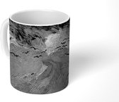 Mok - Korenveld met kraaien - schilderij van Vincent van Gogh - zwart wit - 350 ML - Beker