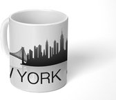 Mok - Een vector tekening van de stad New York met de Brooklyn Bridge - zwart wit - 350 ML - Beker