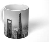 Mok - Luchtfoto van Shanghai World Financial Center in Shanghai - zwart wit - 350 ML - Beker
