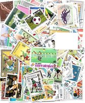 Voetbal – Luxe postzegel pakket (C5 formaat) : collectie van 200 verschillende postzegels van voetbal – kan als ansichtkaart in een A6 envelop - authentiek cadeau - kado - geschenk - kaart - goal - doel - voetballer - balsport - wk - ek - league