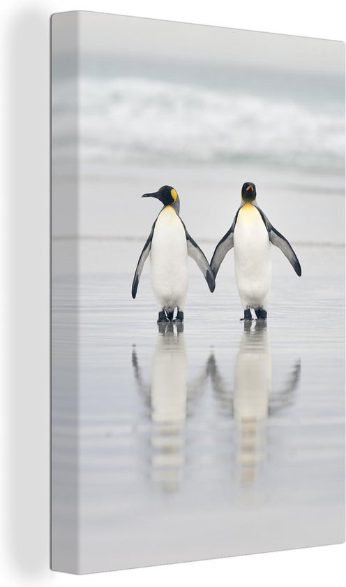 Canvas Schilderij Twee pinguïns lopend aan de zee - 80x120 cm - Wanddecoratie