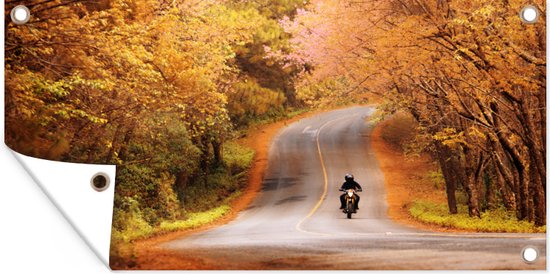 Tuinposter Motor tussen de herfstbomen - 60x30 cm - Tuindoek - Buitenposter