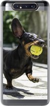 Geschikt voor Samsung Galaxy A80 hoesje - Een zwarte Teckel met een tennisbal - Siliconen Telefoonhoesje