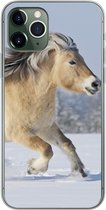 Geschikt voor iPhone 11 Pro hoesje - Fjord paard dat door de sneeuw rent - Siliconen Telefoonhoesje