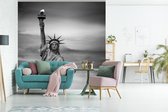 Behang - Fotobehang New York - Vrijheidsbeeld - Zwart - Wit - Breedte 300 cm x hoogte 300 cm