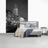Behang - Fotobehang De Domtoren en de oude gracht van Utrecht in Nederland - zwart wit - Breedte 170 cm x hoogte 260 cm