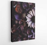 Bovenaanzicht op een paars bloemmotief van gedroogde bloemen. Natuur achtergrond concept - Modern Art Canvas - Verticaal -596583440 - 50*40 Vertical