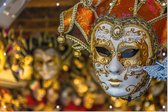 Traditioneel Venetiaanse masker in een winkel op straat - Foto op Tuinposter - 225 x 150 cm
