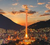 Nachtelijk zicht op de Busan Tower in  Yongdusan Park - Fotobehang (in banen) - 350 x 260 cm