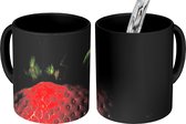 Magische Mok - Foto op Warmte Mok - Aardbei - Fruit - Zwart - 350 ML
