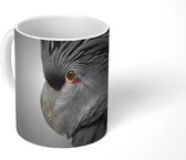 Mok - Koffiemok - Close-up van een kaketoe met zwarte en grijze veren - Mokken - 350 ML - Beker - Koffiemokken - Theemok