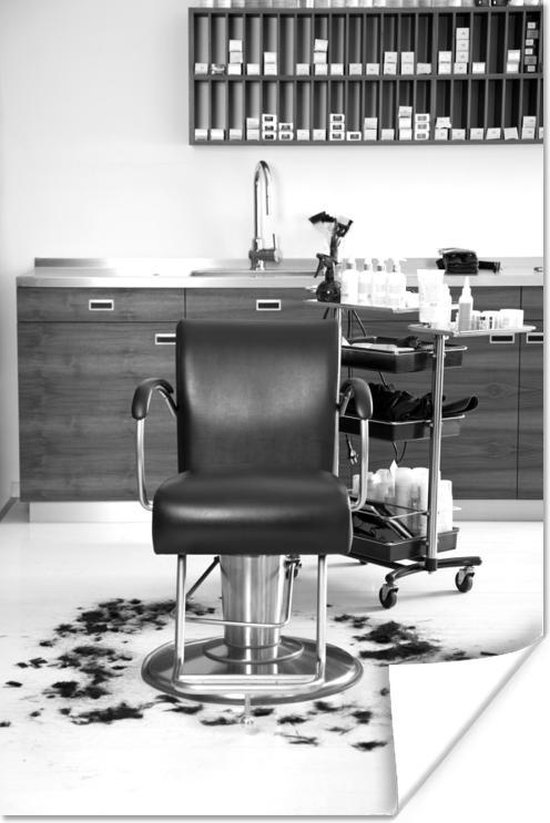 Poster Een lege kappersstoel met geknipt haar eromheen - zwart wit - 20x30 cm