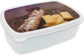 Broodtrommel Wit - Lunchbox - Brooddoos - Een frikandel met kleine patat op een houten snijplank - 18x12x6 cm - Volwassenen