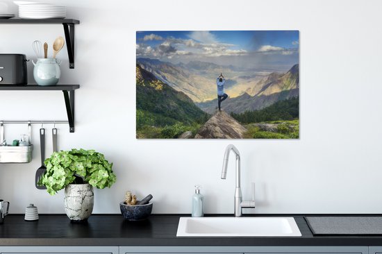 Un homme assume une posture de yoga sur une toile de sommet de montagne 60x40 cm - Tirage photo sur toile (Décoration murale salon / chambre)