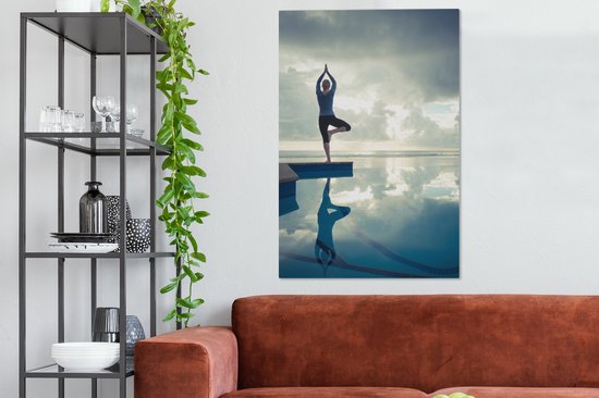 Une femme pratique le yoga près d'une piscine toile 90x140 cm - Tirage photo sur toile (Décoration murale salon / chambre)