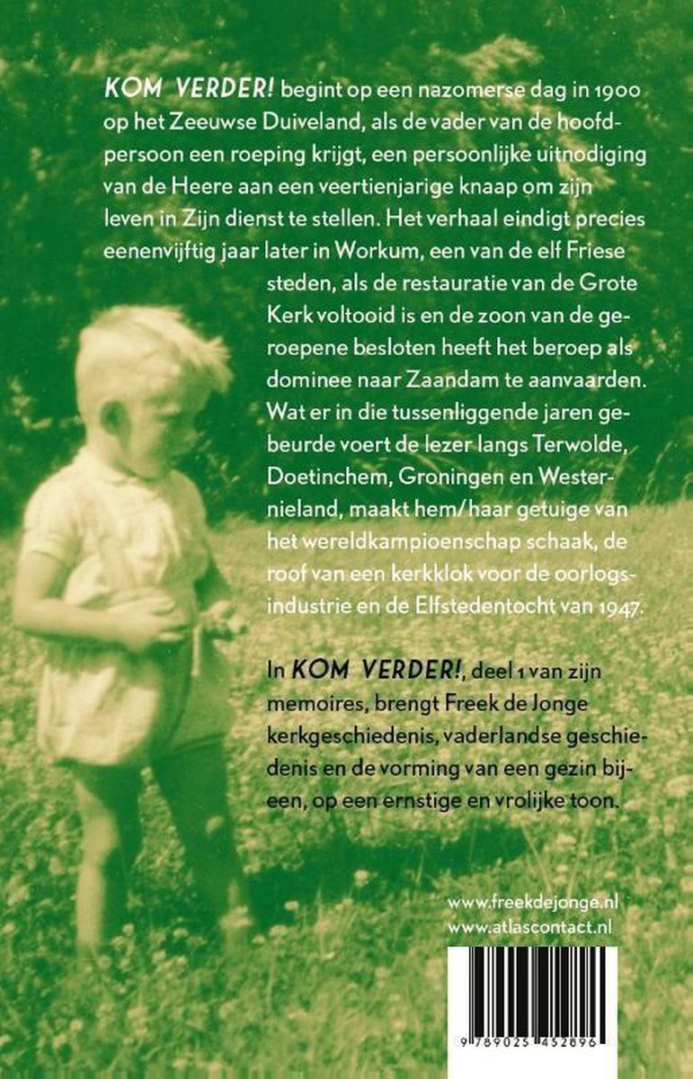 Boek 'Kom verder!', memoires 1, Freek de Jonge. Jongetje in boerenkiel voor kerk.