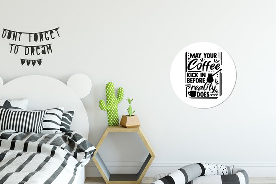Citation Que votre café entre avant que la réalité ne le fasse sur un fond blanc Cercle mural aluminium - ⌀ 30 cm - peinture ronde - impression photo sur aluminium / dibond / cercle mural / cercle vivant / cercle jardin (décoration murale)