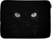 Laptophoes 17 inch - Close-up zwarte kat - zwart wit - Laptop sleeve - Binnenmaat 42,5x30 cm - Zwarte achterkant