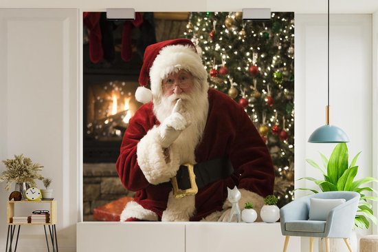 Papier peint Papier peint photo en vinyle - Père Noël avec un sapin de Noël coloré en arrière-plan, largeur 300 cm x hauteur 300 cm - Tirage photo sur papier peint (disponible en 7 tailles)