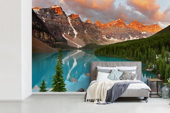 Papier peint photo en vinyle - Le lac Moraine nord-américain lors d'un lever de soleil au Canada largeur 330 cm x hauteur 220 cm - Tirage photo sur papier peint (disponible en 7 tailles)