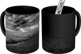 Magische Mok - Foto op Warmte Mok - Geel veld onder woeste lucht - zwart wit - 350 ML