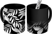 Magische Mok - Foto op Warmte Mok - Tropische bloemenprint tekening op een donkere achtergrond - zwart wit - 350 ML
