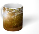 Mok - De zon komt op tussen bomen in het bos van het het nationaal park Phu Hin Rong Kla - 350 ML - Beker