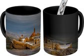 Magische Mok - Foto op Warmte Mok - Donkere lucht boven het Paleis van İshak Paşa in Turkije - 350 ML