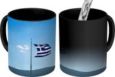 Magische Mok - Foto op Warmte Mok - Griekse nationale vlag die tegen blauwe hemel in Athene wappert - 350 ML