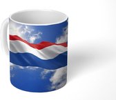 Mok - Koffiemok - De vlag van Nederland wappert in de lucht - Mokken - 350 ML - Beker - Koffiemokken - Theemok