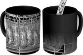 Magische Mok - Foto op Warmte Mok - garnalen worden gegrild op een elektrische grillplaat - zwart wit - 350 ML