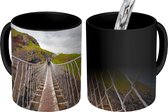 Magische Mok - Foto op Warmte Mok - Vervaarlijke touwbrug in Ierland - 350 ML