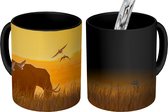 Magische Mok - Foto op Warmte Mok - Olifant - Gras - Zonsondergang - 350 ML