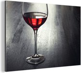 Wanddecoratie Metaal - Aluminium Schilderij Industrieel - Glas rode wijn op een houten plaat - 150x100 cm - Dibond - Foto op aluminium - Industriële muurdecoratie - Voor de woonkamer/slaapkamer