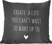 Sierkussens - Kussentjes Woonkamer - 45x45 cm - Engelse quote "Create a life you can't wait to wake up to" tegen een zwarte achtergrond
