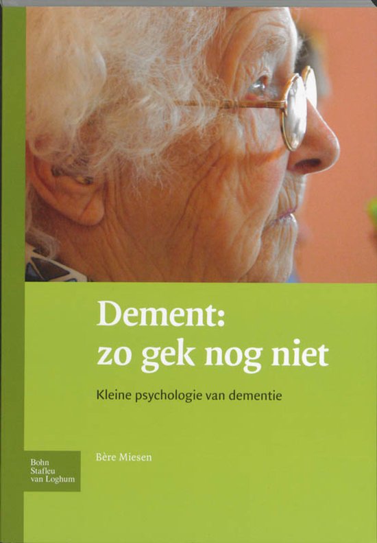 Boek met de titel Dement: zo gek nog niet, Kleine psychologie van dementie. Een portret van een oudere vrouw met bril.