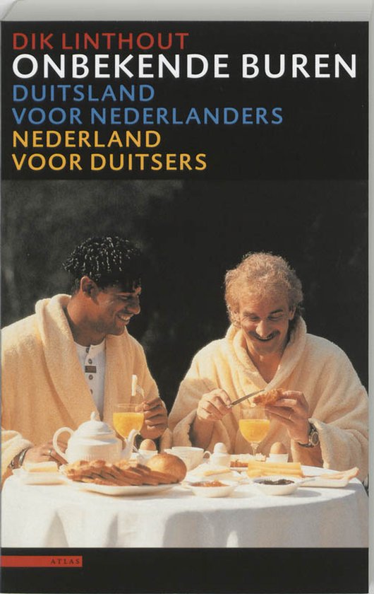 Twee lachende mannen met baarden, beiden in badjassen, aan een ontbijttafel met thee en jus d'orange. Titel 'Onbekende Buren'.