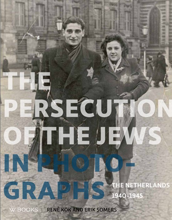 Een man en vrouw, beiden met een Jodenster, lopen samen. De tekst luidt "THE PERSECUTION OF THE JEWS IN PHOTOGRAPHS THE NETHERLANDS 1940-1945".