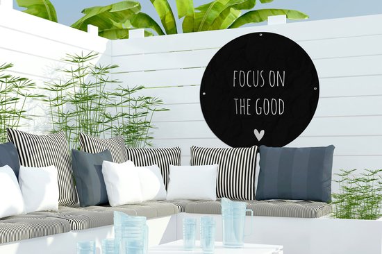 Cercle de jardin Citation anglaise Focus sur le bien avec un coeur fond noir - 60x60 cm - Affiche jardin