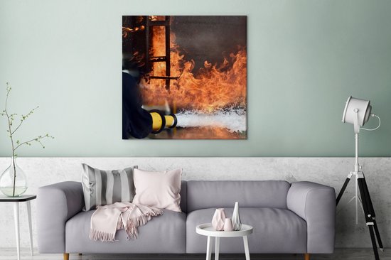 Tableau sur toile Pompiers tire de la mousse en feu - 90x90 cm - Décoration murale