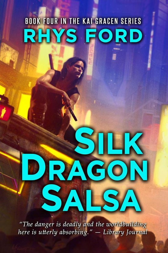 Boek vier in de Kai Gracen serie: Silk Dragon Salsa, door Rhys Ford. Een man met lang haar, gekleed in een mouwloze top en leren kleding, zit op een hek in een neonverlichte stad.