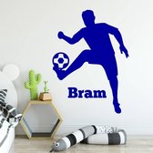 Muursticker Voetbalspeler - Donkerblauw - 40 x 53 cm - baby en kinderkamer naam stickers